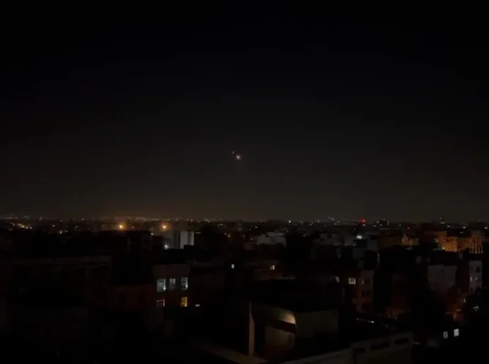 Israel inicia 'série de ataques' no Irã e emite ordem de retirada