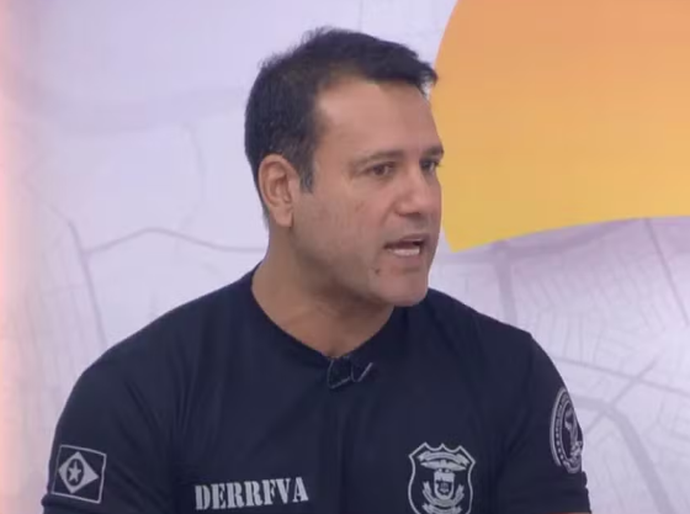 “VOCÊ PERTENCE AO COMANDO VERMELHO!” — Delegado de MT tem surto em condomínio de luxo e agride advogado em plena assembleia