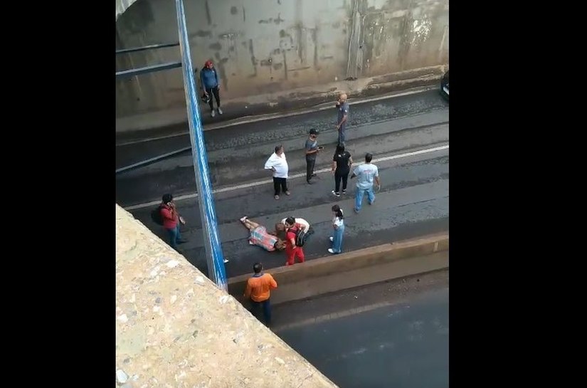 Mulher pula durante feriado da consciência negra do viaduto da Miguel Sutil, em Cuiabá