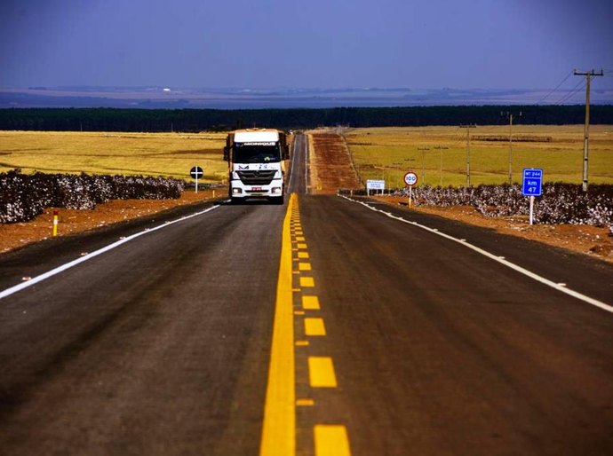 Convênios com 10 prefeituras melhoram escoamento de 5,5 milhões de toneladas de produção agrícola