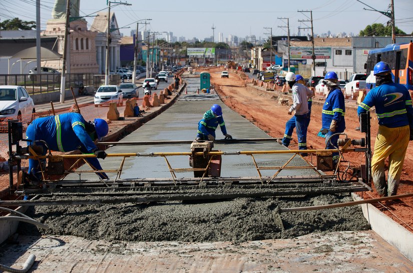 Construção de pistas de concreto na Avenida da FEB deve terminar em outubro