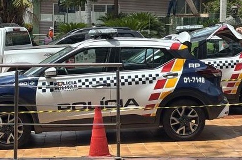 Populares encontram corpo de um homem em estado de decomposição dentro da viatura da PM, na Praça Alencastro, no centro de Cuiabá