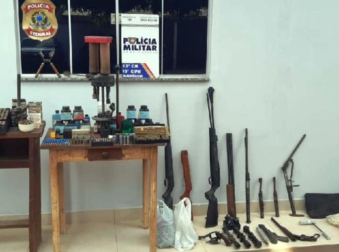 Ação integrada prende pai e filho com arsenal de armas e munições em Querência