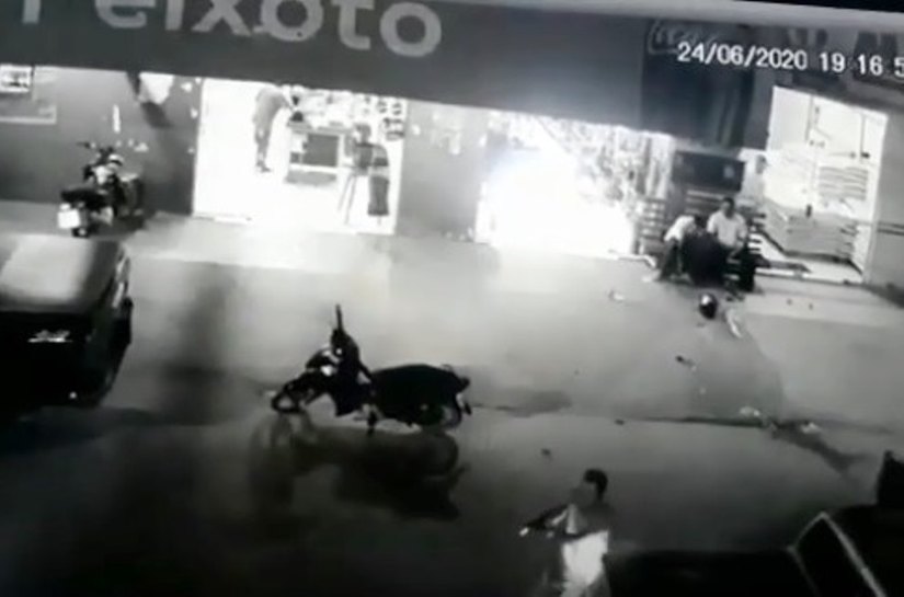 Veja Foto e Vídeo: Atiradores executam comerciante em frente a Supermercado, mas, são surpreendidos, baleados e mortos no local