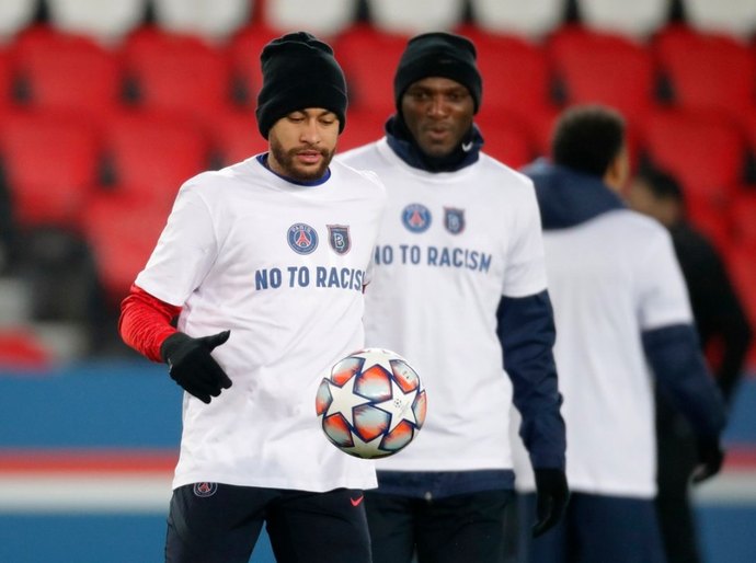 Neymar usa camisa com mensagem contra o racismo antes de PSG x Basaksehir