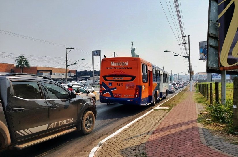 Avenida da FEB fica interdita após acidente envolvendo motociclista