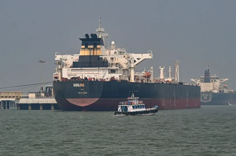 Irã permite passagem de navios com bens essenciais pelo Estreito de Ormuz