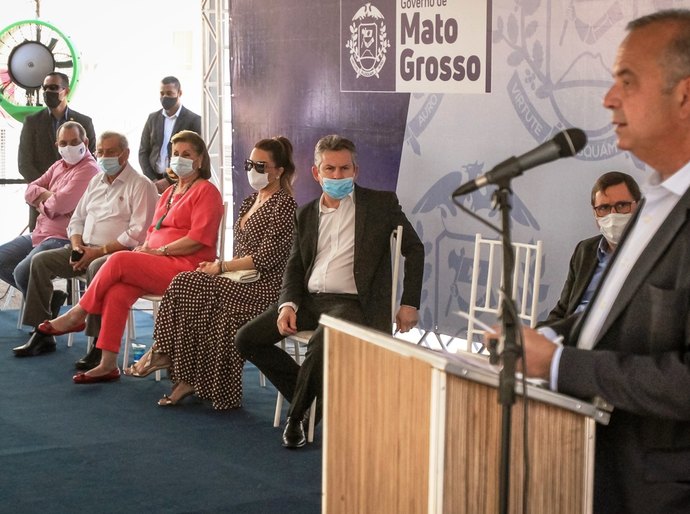 Ministro, governador e prefeita entregam mais uma etapa de residencial em VG