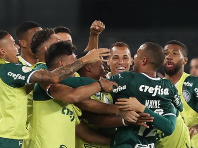 Palmeiras arranca virada heroica no segundo tempo e reduz vantagem do Botafogo para três pontos no Brasileiro