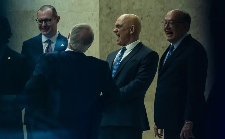 Foto registra ministros do STF rindo em meio à crise entre Moraes e Vorcaro