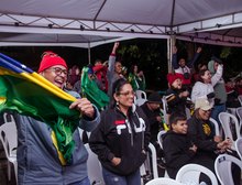 Torcedores não se intimidam com frio e curtem jogo do Brasil em seis bairros de Cuiabá
