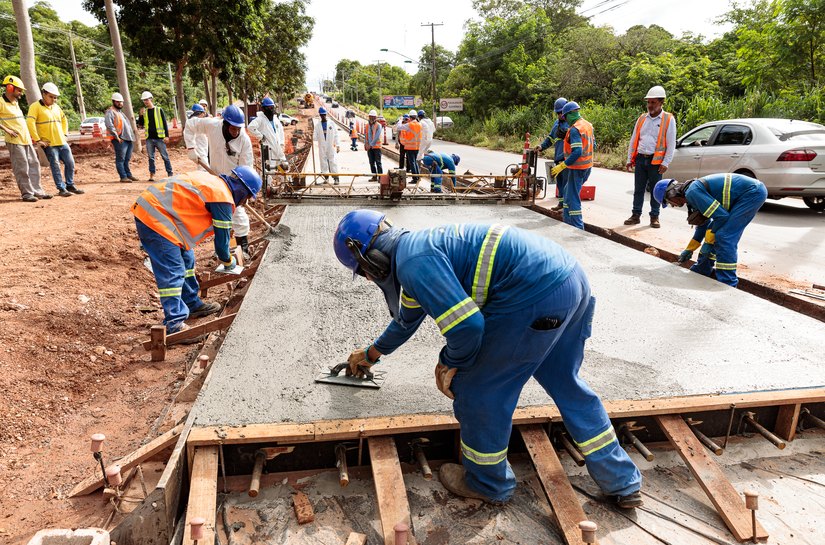 Governo começa a construir pistas de concreto do sistema BRT na Avenida do CPA, em Cuiabá