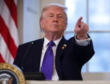 Trump anuncia tarifas de 25% para países que negociarem com Irã