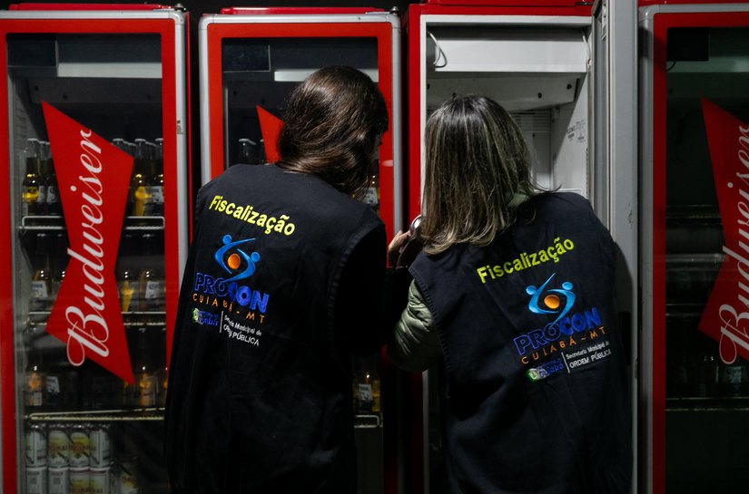 Operação apreende produtos vencidos, emite notificações e orienta sobre poluição sonora