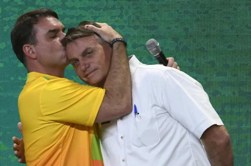 Moraes suspende visita de Flávio a Bolsonaro por 90 dias