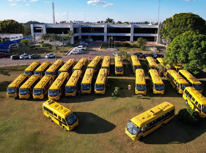 Governo de MT entrega 270 ônibus escolares para 76 municípios e assina convênios para obras de escolas