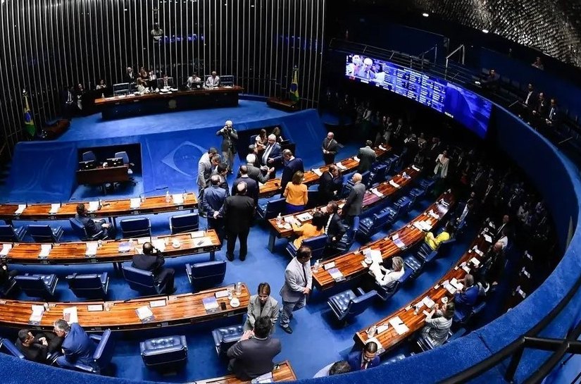 De pai para filho: homens e herdeiros políticos são maioria no Senado