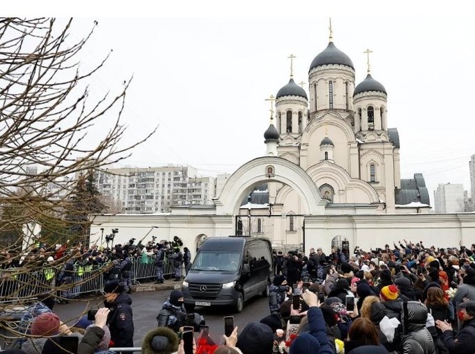 Alexei Navalny é enterrado em Moscou em cerimônia com centenas de pessoas