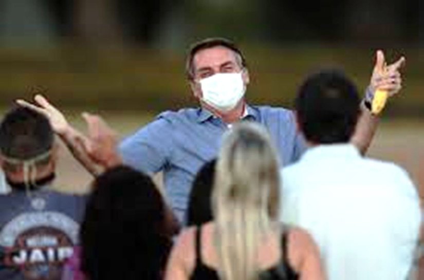 Brasil adoece enquanto Bolsonaro releva a pandemia e se mantém em eterno palanque eleitoral