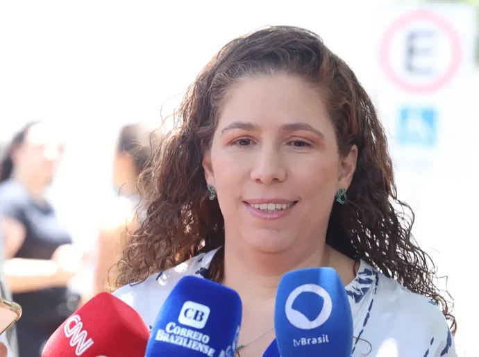 Ministra Esther Dweck aposta em queda na abstenção no CNU