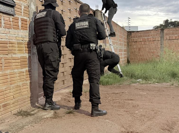 Polícia Civil cumpre 21 ordens judiciais contra núcleo de facção liderado por mulher em Cáceres