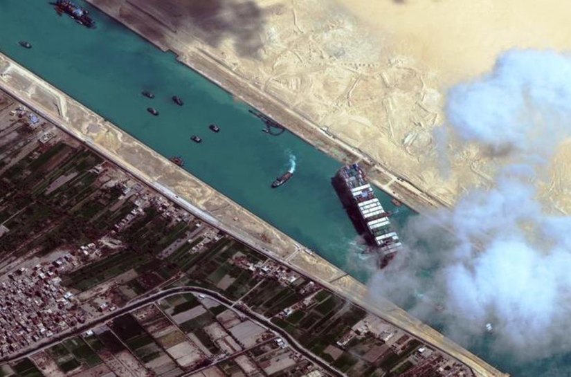 Termina congestionamento no Canal de Suez dias após navio gigante desencalhado