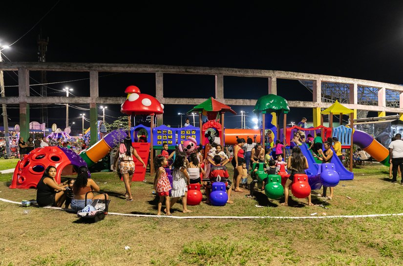 Prefeitura entrega parquinho no Pedra 90 e famílias celebram espaço gratuito de lazer