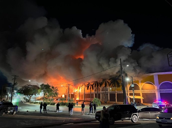 Veja Fotos: Incêndio de grandes proporções acaba com o Shopping Popular em Cuiabá e prejuízos são incalculáveis; não há feridos