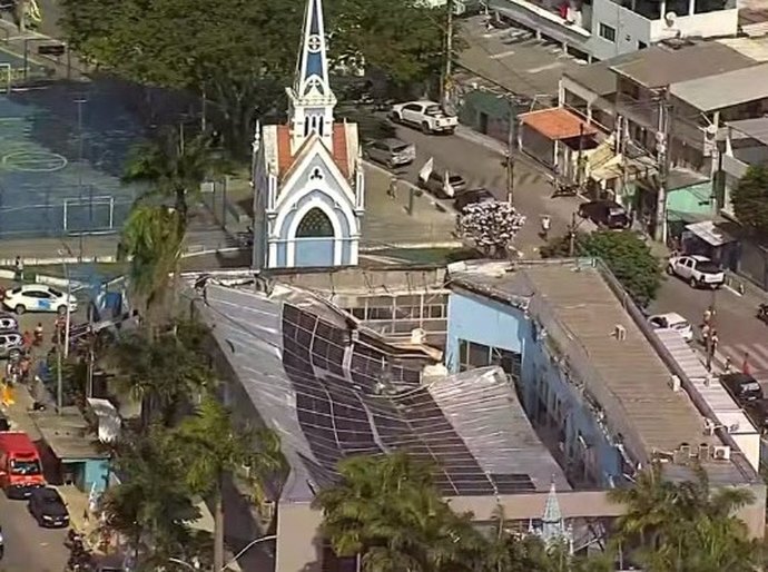 Teto de igreja desaba durante distribuição de cestas básicas e deixa dois mortos no Recife