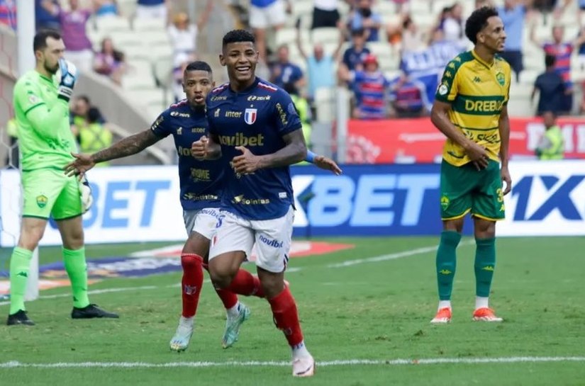 Na briga pelo título do Brasileirão, Fortaleza vence o Cuiabá, cola na liderança e afunda mais o Dourado