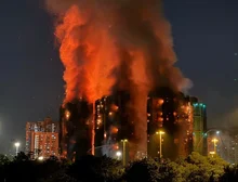 Incêndio atinge complexo de arranha-céus em Hong Kong e mata 36
