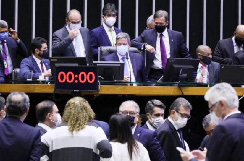 Com governo 'fraco', liberais defendem que Guedes abandone reformas: 'vai piorar o que está ruim'