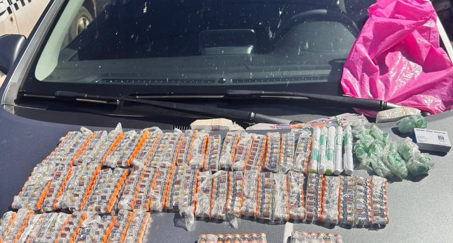 Polícia Militar e PRF apreendem R$ 300 mil em frascos de Monjauro e prendem casal por contrabando