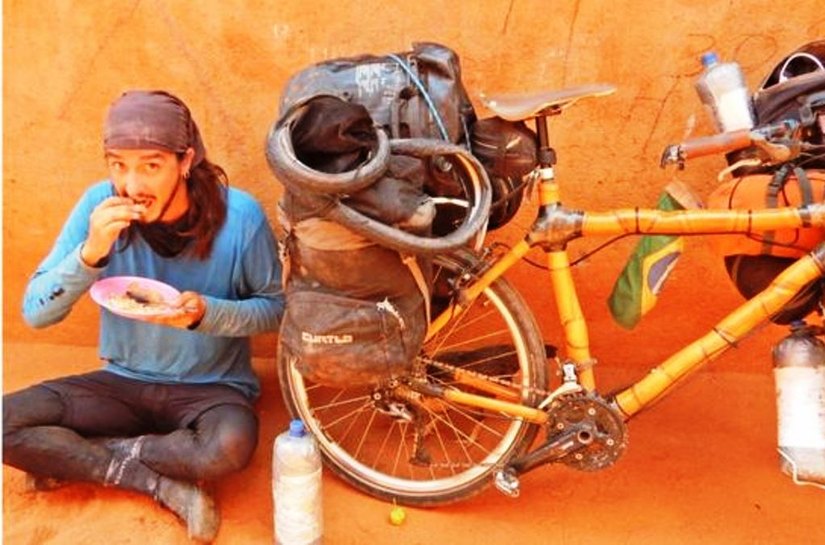 Da neve ao deserto, brasileiro viaja pelo mundo em bicicleta de bambu
