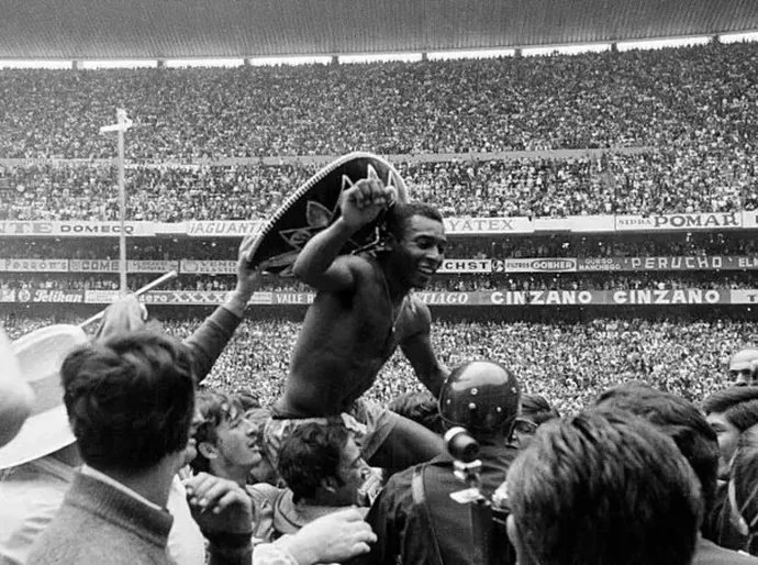 'Brasil tem de parar de se gabar' no futebol e 'descer do salto', diz biógrafo escocês de Pelé