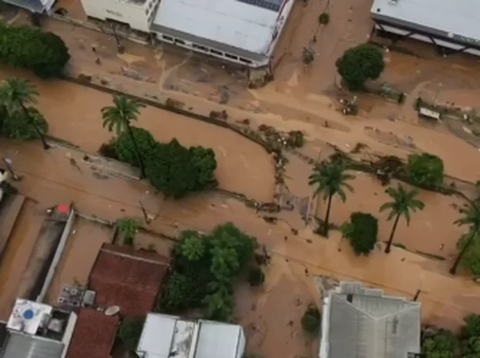 Casas desabam em MG e família relata trauma: 'Senti que estava soterrada'