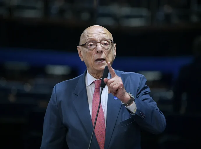 “É dever de Lula conversar com Trump”, diz senador em comitiva nos EUA