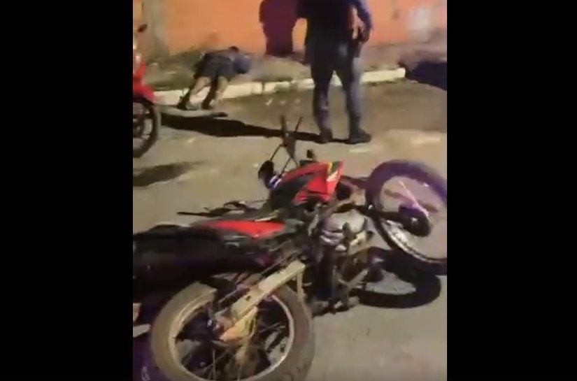 Homem com moto furtada em Cuiabá tenta fugir da PM em Cuiabá, bate em veículo, mas, acaba preso