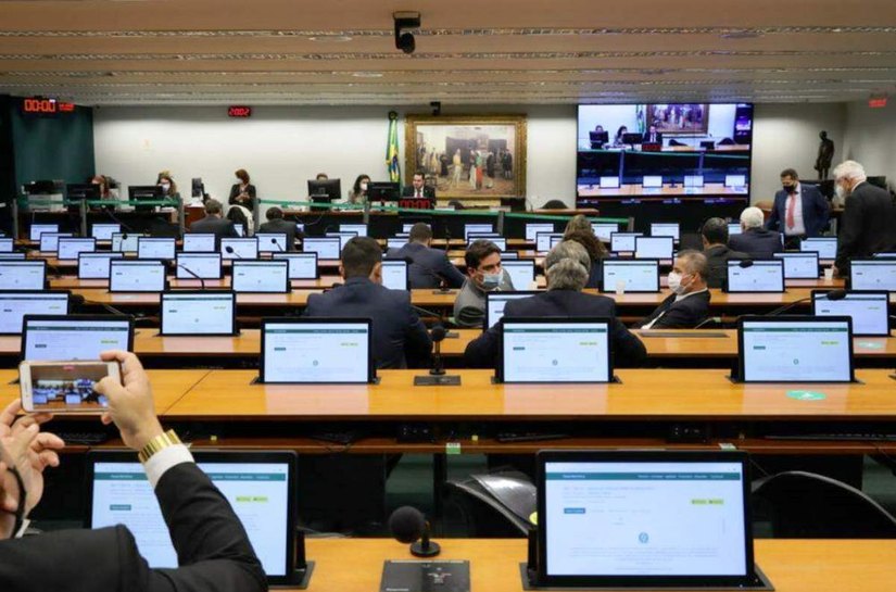 Veja como votou cada deputado na Comissão Especial da Câmara que rejeitou PEC do voto impresso