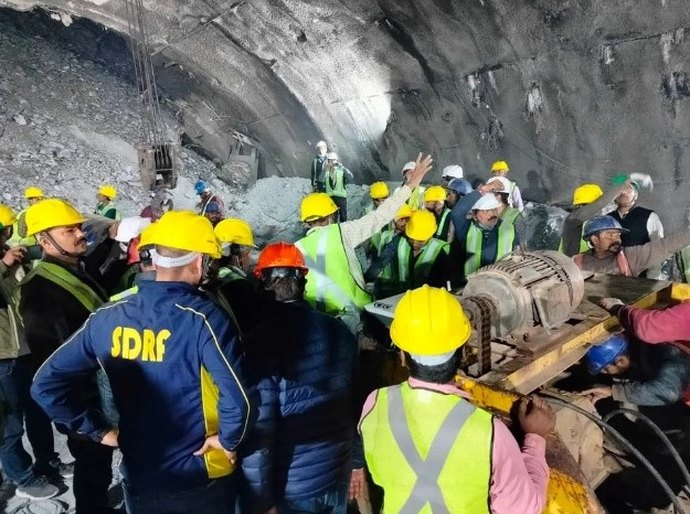 Trabalhadores indianos estão presos em túnel há 14 dias e só devem ser salvos perto do Natal; exército envia mais máquinas para resgate