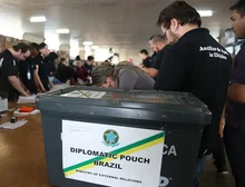 Quase 1 milhão de brasileiros no exterior poderão votar nas eleições