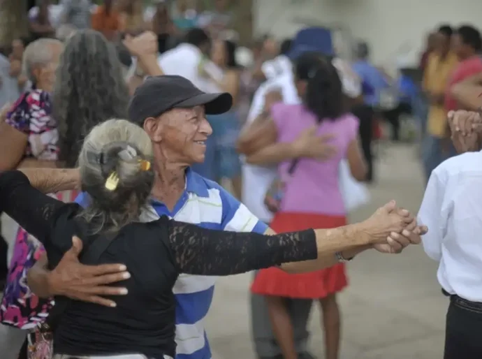 Expectativa de vida no país sobe para 76,6 anos, a maior já registrada