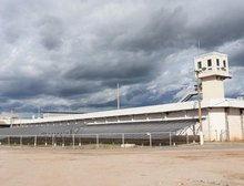 Policial penal é preso com celulares na Penitenciária Central: Um alerta para a deterioração do sistema de segurança pública