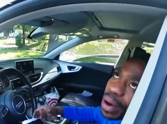 Policiais dos EUA arrastam homem negro paraplégico em novo caso de brutalidade