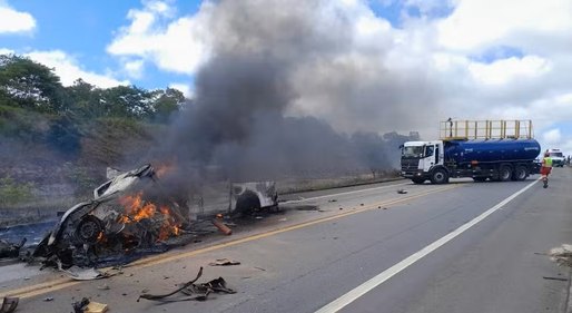 Onze pessoas morrem em batida entre dois carros na divisa da Bahia com o Espírito Santo