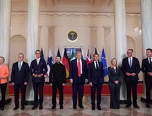 'Traído' por microfone, Trump é flagrado cochichando para Macron: Putin 'quer fazer um acordo por mim'