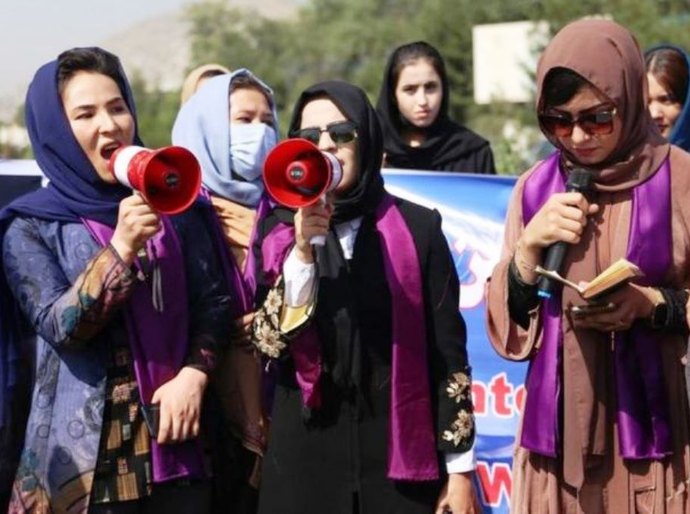 Afeganistão: Talebã reprime protesto por direitos das mulheres em Cabul