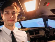 Um instrutor de voo salta de um avião em pleno voo, e seu aluno consegue pousar em segurança