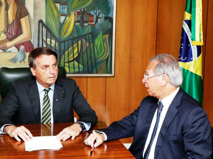 Bolsonaro prorroga novamente programa de redução de salários e jornada