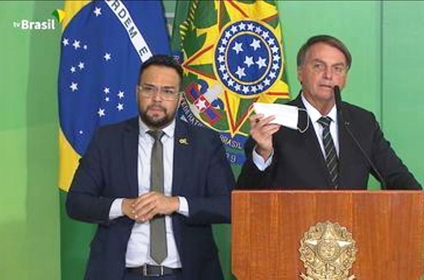 Bolsonaro quer desobrigar máscara para vacinados e quem já teve Covid-19
